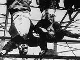 Die Leichen von Mussolini und seiner Geliebten Clara Petacci werden in Mailand am 29. April 1945 an einer Tankstelle aufgehngt (Rechte: akg).