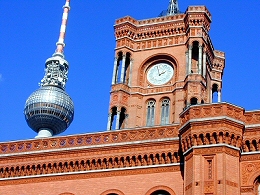 Berliner Rathaus mit Fernsehturm