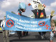Attac-Aktivisten protestieren vor dem Berliner Kanzleramt