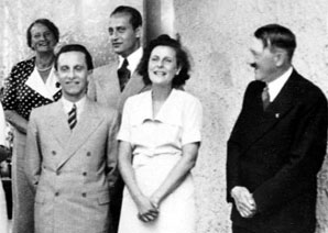 Goebbels, Riefenstahl und Hitler 1938. Quelle: ap