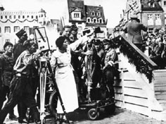 Riefenstahl bei Dreharbeiten auf dem Nrnberger Parteitag 1934. Quelle: dpa