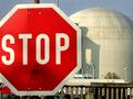 Stop-Schild vor dem Atomkraftwerk Biblis (Foto: AP)