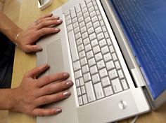 Frau surft im Internet. Quelle: ap