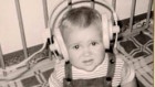 Kleinkind mit großen Kopfhörern [Quelle: Loretta Findeisen, Fotograf: Findeisen]
