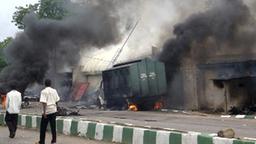 Schwere Kmpfe in Nigeria, eine Polizeistation in Brand gesetzt. (Foto: REUTERS)
