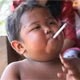 Nio indonesio fuma 40 cigarrillos al da