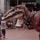 En Australia los dinosaurios aterran a los nios en las calles