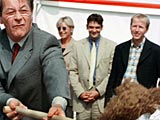 Franz Mntefering beim ersten Spatenstich fr das neue BfArM in Bonn (1999); Rechte: dpa