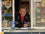 Mann schaut aus einem Kiosk heraus; Rechte: WDR