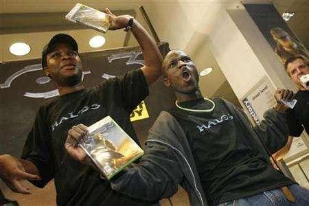 Gaming fans Uchendu Nwachukwu (L) and Darnell Jefferson celebrate after receiving free copies of the Xbox 360 video game ''Halo 3'' after it went on sale in New York September 25, 2007. Microsoft Corp said on Thursday that its ''Halo 3'' video game racked up worldwide sales of $300 million in its first week, making it one of the year's best sellers and helping to nearly double sales of its Xbox 360 console. REUTERS/Keith Bedford