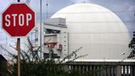 Stop-Schild vor dem Atomkraftwerk Biblis (Foto: REUTERS)