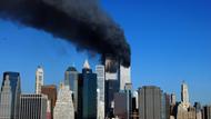 Nach dem Flugzeugeinschlag steigen dichte Rauchwolken aus dem Turm des World Trade Centers (Foto: AFP)