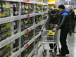 Customers choosing beer in the department of drinks in Lenta hypermarket (RIA Novosti / Alexandr Kryazhev)