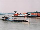 Containerschiffe auf dem Rhein