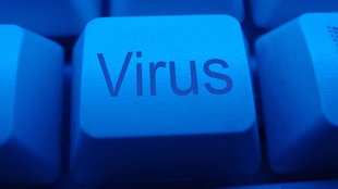 Computertastatur mit der Aufschrift "Virus"