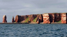 Etwa 60 Meter ragt die Insel aus rotem Buntsandstein aus dem Meer heraus. [Quelle: Radio Bremen, Foto: Uwe Frenzel]
