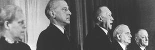 Kanzler Konrad Adenauer verkündet das Grundgesetz