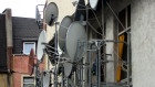 Satellitenempfangsschüsseln an einer Hauswand [Quelle: Radio Bremen, Foto: Marcus Behrens]