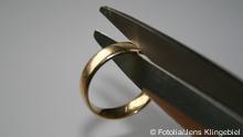 Schere mit ring © Jens Klingebiel #2903719.

Quelle: http://de.fotolia.com/id/2903719