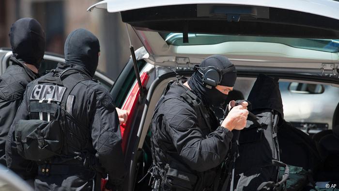 Schwerbewaffnete Polizisten vor der Bankfiliale in Toulouse (Foto: dapd)