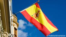 Die spanische Flagge vor einem Gebäude
(Foto: Fotolia)