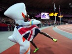 Great Britain's Mo Farah celebrates his gold medal with Wenlock
