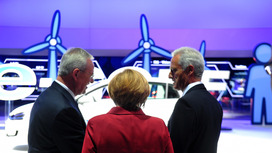 Minister Ramsauer mit Kanzlerin Merkel auf der IAA