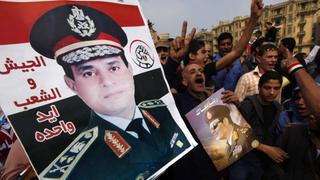 Menschen mit Postern des in der Bevölkerung sehr populären General Sisi (Bildquelle: REUTERS)
