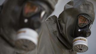 Experten zur Entsorgung von Chemiewaffen mit Atemschutzmasken (Bildquelle: AFP)