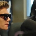 Justin Bieber fuma erva com o pai no avião e assedia hospedeira