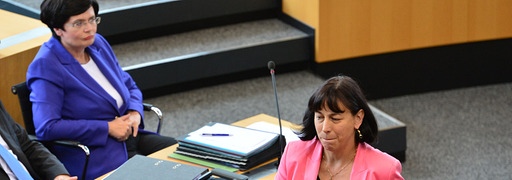 Thüringens Staatskanzleiministerin Marion Walsmann (CDU, r) geht nach ihrer Rede im Landtag am 18.09.2013 in Erfurt (Thüringen) an Thüringens Ministerpräsidentin Christine Lieberknecht (CDU) vorbei. 