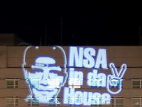 Der Schriftzug "NSA in da House" und das stilisierte Victory-Zeichen werden in der Nacht zum 19. Juli 2014 in Berlin auf die Fassade der nahe dem Reichstag gelegenen US-Botschaft projiziert. Die minutenlange Projektion war eine Aktion des Düsseldorfer Lichtkünstlers Oliver Bienkowski.