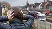 Frau hält sich neben stark befahrener Straße die Ohren zu | Bild: picture-alliance/dpa; Montage: BR