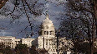 Capitol in Washington vor Regenwolken
