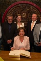 Bei ihrem elften Regionenbesuch besichtigte Ministerpräsidentin Malu Dreyer den Weinkeller der Winzergenossenschaft Mayschoß-Altenahr; Bild: Piel