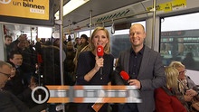 Yvonne Ransbach und Alexander Brauer in einer Straßenbahn [Quelle: Radio Bremen]