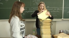 Zwei Frauen zählen Zettel, vor ihnen der große Stapel. [Quelle: Radio Bremen]