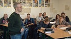Michael Weiermann im Unterricht vor seinen Schülern