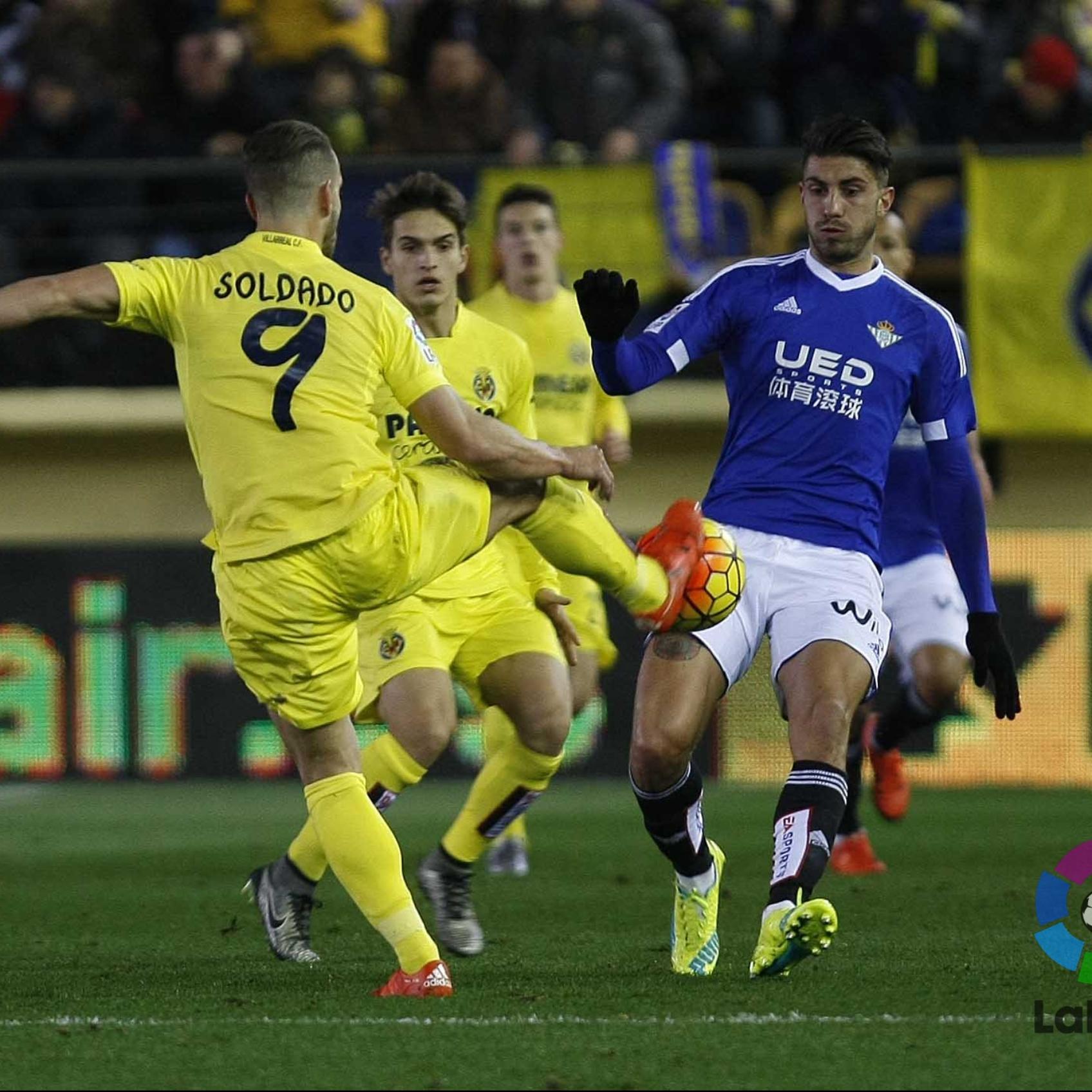 Piccini pugna por un balón en el partido contra el Villarreal CF.