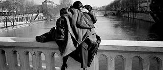 Les Amoureux du pont Louis-Phillipe, Édouard Boubat, Paris, 1999. Exposition à la galerie In Camera à Paris jusqu&#039;au 29 juillet.  ©Edouard Boubat