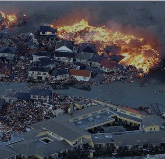 2011年03月11日 巨大地震が発生、住宅街から火