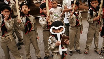 Palestinian children in uniform protest for the "right to return" (photo: AP)